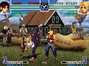 The King of Fighters 2002: Challenge to Ultimate Battle (Neo Geo) screenshot: When tries to hit Mary with her kick move Shouyoku, Yuri shows the range of her corporal elasticity!