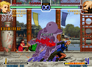 The King of Fighters 2002: Challenge to Ultimate Battle (Neo Geo) screenshot: Game paused when Mature uses successfully her Rugal Bernstein-style SDM Heaven's Gate against Chang.