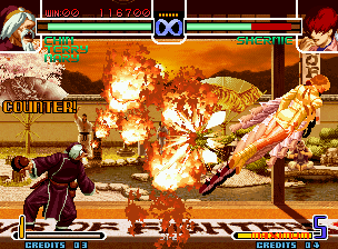 The King of Fighters 2002: Challenge to Ultimate Battle (Neo Geo) screenshot: Using all the flaming range of his SDM Gouran Enpou, Chin Gentsai counter-hits Shermie successfully!
