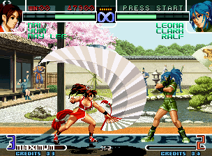 The King of Fighters 2002: Challenge to Ultimate Battle (Neo Geo) screenshot: Mai Shiranui executes her move Sachiyo Dori against a static Leona Heidern: no damage this time!