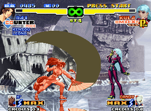 The King of Fighters 2000 (Neo Geo) screenshot: While Kula Diamond only taunts, a Counter-Mode-active Mai Shiranui executes her move Sayo Chidori.