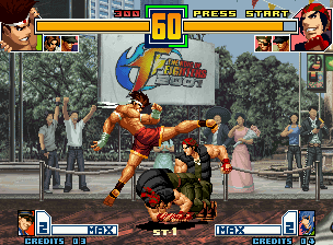 The King of Fighters 2001 (Neo Geo) screenshot: Ralf Jones executes the Emergency Evade command and gets to avoid Joe Higashi's Slash Kick move.
