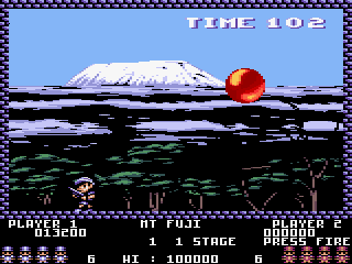 Buster Bros. (Amstrad CPC) screenshot: Up against a big balloon near Mt. Fuji