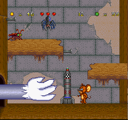 Tom and Jerry (SNES) screenshot: Meanwhile, Tom's hand blindly attempts to grab Jerry, but the mouse is located in a safe distance...