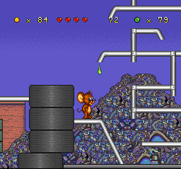 Tom and Jerry (SNES) screenshot: Some open-ended pipes are dripping green slime in Jerry's way: he just waits a chance to go ahead...