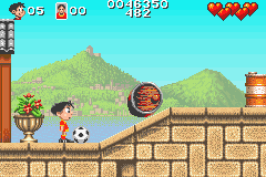 Soccer Kid (Game Boy Advance) screenshot: Dodge the rolling barrel