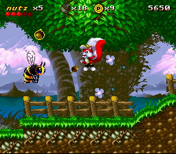 Mr. Nutz (SNES) screenshot: Throwing a nut at a bee
