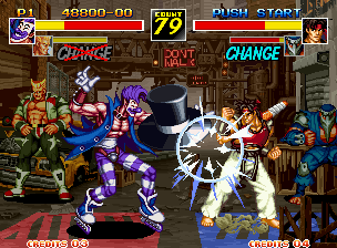 Kizuna Encounter: Super Tag Battle (Neo Geo) screenshot: Hayate successfully performing his defensive pose to avoid Joker's projectile-based move Murder Hat.