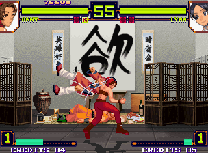 Shin Gōketsuji Ichizoku Tōkon: Matrimelee (Neo Geo) screenshot: Anny takes advantage of Lynn's open guard and gets to do accurately a grabbing maneuver against her.
