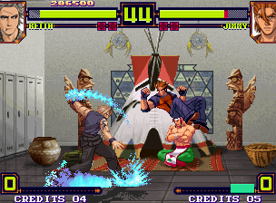 Shin Gōketsuji Ichizoku Tōkon: Matrimelee (Neo Geo) screenshot: Through his move Lightning Flash, Keith Wayne attempts to protect himself of Jimmy Lewis' air punch.