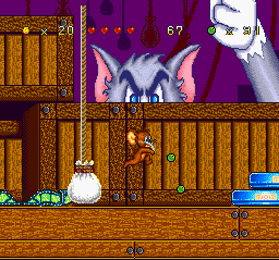 Tom and Jerry (SNES) screenshot: Inside of an area full of crates, Jerry meets Tom: the feline attacks dropping sandbags randomly.