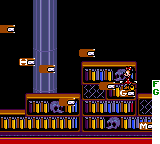 Mickey's Ultimate Challenge (Game Gear) screenshot: Minnie's first puzzle: to order the books alphabetically, jumping over the right letters in the right order.