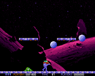 Ooops Up (Amiga) screenshot: Sometimes you get attacked by aliens, such as this green slime.