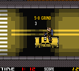 Tony Hawk's Pro Skater 2 (Game Boy Color) screenshot: Grinding the taxi.