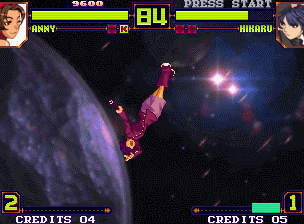Shin Gōketsuji Ichizoku Tōkon: Matrimelee (Neo Geo) screenshot: Hikaru being accurately air-spin-damaged by Anny Hamilton's Stress Shot attack Psychedelic Throw...
