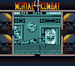 Mortal Kombat 4 (Game Boy Color) screenshot: Rayden counter-attacking Tanya with his Torpedo.