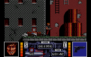 Navy Seals (Atari ST) screenshot: Bomb set on a crate, 8 crates to go
