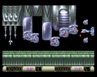Z-Out (Amiga) screenshot: Oh no, these aliens have cornered me, and I'm just about to die.