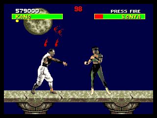 Mortal Kombat (Amiga) screenshot: Kano fights Sonya on the pit...