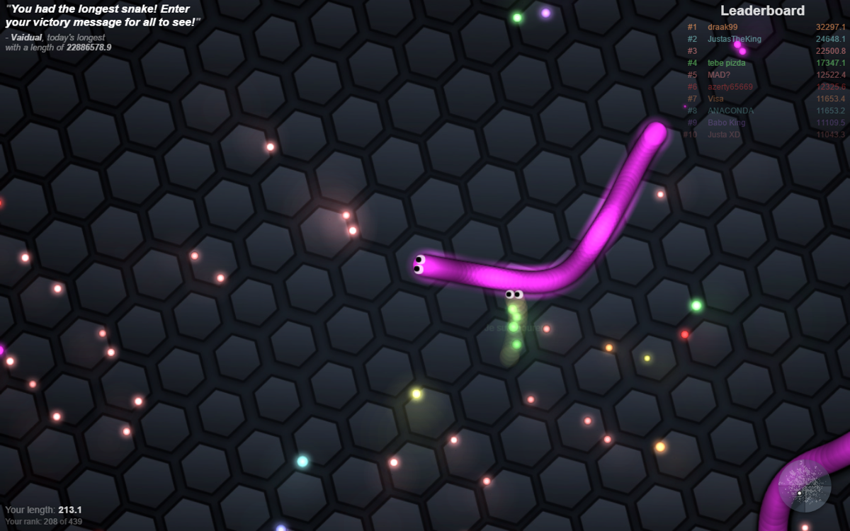 slither.io (Browser) screenshot: Cut off other snakes so they run into you, then eat them