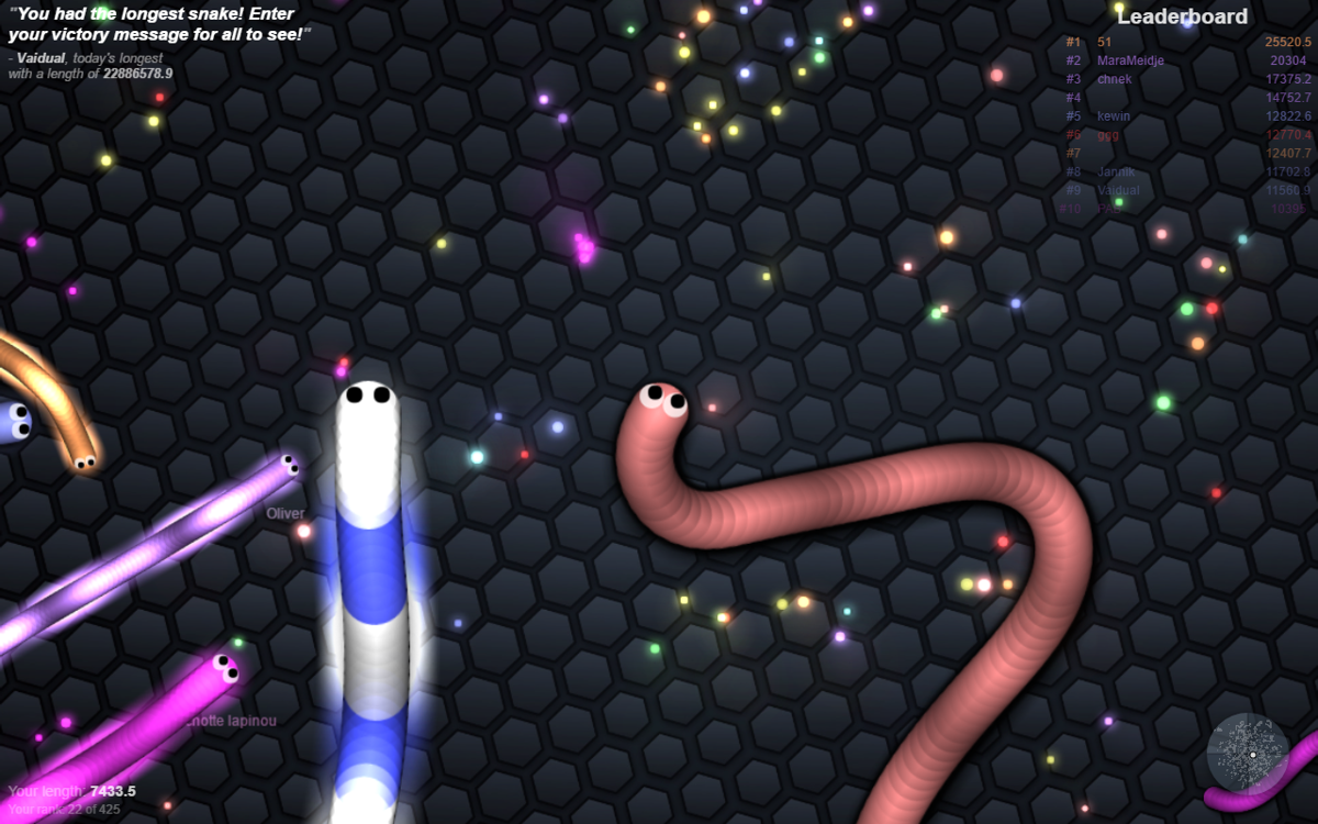 slither.io (Browser) screenshot: The snakes glow when they use their speed boost