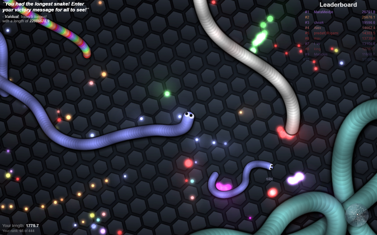 slither.io (Browser) screenshot: Just slithering along, waiting for a good moment to strike