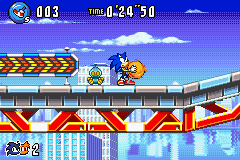 Sonic Advance 3 (Game Boy Advance) screenshot: Grabbing hold of your partner characters...
