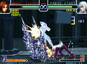 The King of Fighters 2002: Challenge to Ultimate Battle (Neo Geo) screenshot: Taking advantage of Whip's open guard, Kula strikes back with 3 frozen hits of her DM Diamond Edge.
