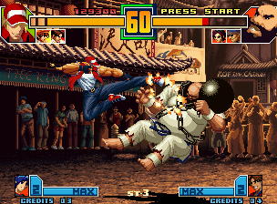 The King of Fighters 2001 (Neo Geo) screenshot: Taking advantage of the luck, Terry Bogard connects successfully a Body Blow Attack in Chang Koehan!