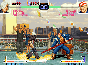 The King of Fighters 2002: Challenge to Ultimate Battle (Neo Geo) screenshot: Angel attacks using her ground-stomping move Repun Kamuy against Billy Kane, but he doesn't react.