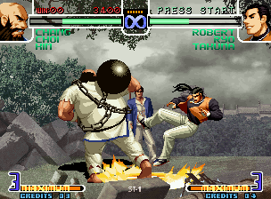 The King of Fighters 2002: Challenge to Ultimate Battle (Neo Geo) screenshot: Even being fast, Robert Garcia wasn't enough fast to escape from Chang Koehan's move Haki Kyaku...