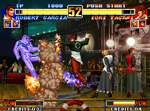 The King of Fighters '96 (Neo Geo) screenshot: Robert Garcia's counterattack opportunity being interrupted by Iori Yagami's Hyaku Shiki: Oniyaki.