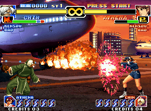 The King of Fighters '99: Millennium Battle (Neo Geo) screenshot: Athena attacks Chin launching her Psycho Ball, but it is quickly annulled by Chin's DM Gouran Enpou.