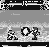 King of Fighters R-1 (Neo Geo Pocket) screenshot: Orochi Shermie, in a smooching performance, does her Mu Getsu no Raigumo in a blocking-ducking Iori.