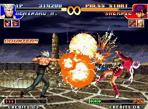 The King of Fighters '97 (Neo Geo) screenshot: Benimaru Nikaido's SDM Raikou Ken hit-surpasses Orochi Shermie's move Yatanagi no Muchi in a flash!