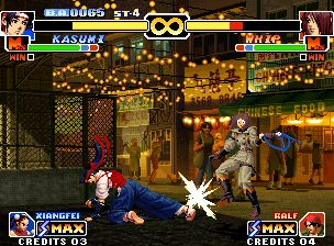 The King of Fighters '99: Millennium Battle (Neo Geo) screenshot: Kasumi Todo applying a sweep in Whip: judging by her scared expression, this was an unexpected move!