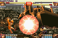 The King of Fighters EX2: Howling Blood (Game Boy Advance) screenshot: Attempting to defend from Bao's SDM Psycho Ball Attack, Choi Bounge assumes the guard position.