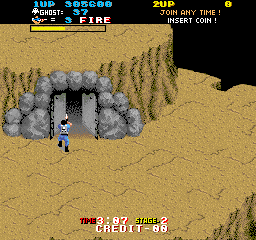 The Real Ghostbusters (Arcade) screenshot: Level 02:<br> Using the key to unlock the Gates to the next level.