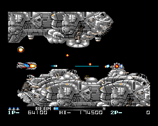 R-Type II (Amiga) screenshot: Flying between two large spaceships.