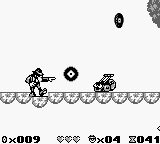 The Blues Brothers: Jukebox Adventure (Game Boy) screenshot: Throwing vinyl discs of death