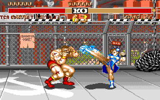 Street Fighter II (Amiga) screenshot: Zangief is blocking Chun Li's Lightning Kick.