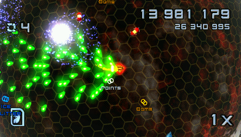 Super Stardust Portable (PSP) screenshot: Overloading the rock crusher weapon