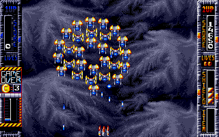 Taito's Super Space Invaders (Atari ST) screenshot: Enemies flying in formation