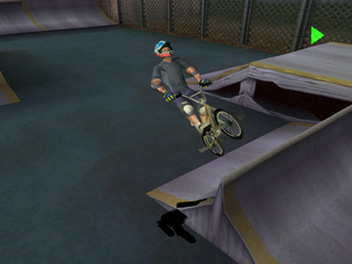 Dave Mirra Freestyle BMX: Maximum Remix (PlayStation) screenshot: Jumping a small ramp.