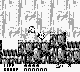 Trip World (Game Boy) screenshot: You primarily attack enemies by kicking them.