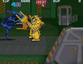 Aliens (Arcade) screenshot: Fight and throw it through the gate