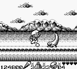 The Smurfs Travel the World (Game Boy) screenshot: The seal plays with snowballs (male).