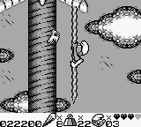 The Smurfs Travel the World (Game Boy) screenshot: In Africa climbing a vine. The small bird wants to bite you (male).