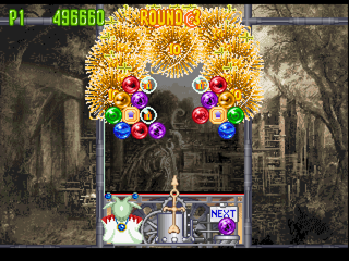 Bust-A-Move 4 (PlayStation) screenshot: Two blocks pushing bubble clusters upwards.