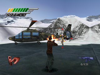 007: Tomorrow Never Dies (PlayStation) screenshot: Shooting the arm dealers next to the helicopter.